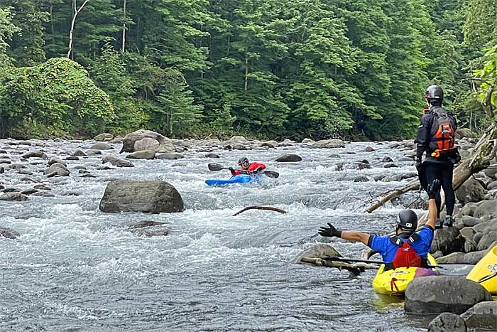 白老川の川下り