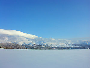 衣をまとった十勝岳連峰