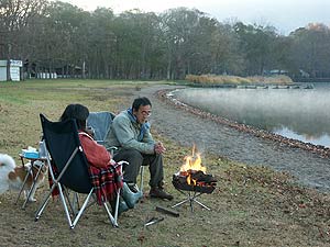 最後の焚き火を楽しむ