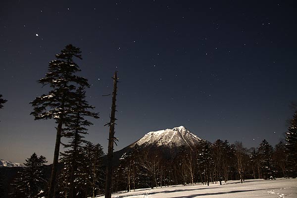 月明かりに浮かび上がる雄阿寒岳