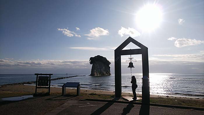 縁結びの鐘と見附島