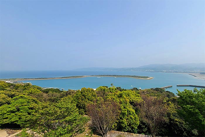 富岡城本丸跡から眺める富岡曲崎