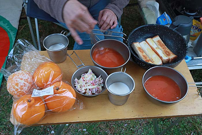 キャンプの朝食