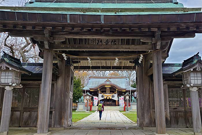 金刀比羅神社の正神門と社殿
