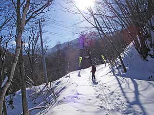 逆光の向こうに手稲山が見える