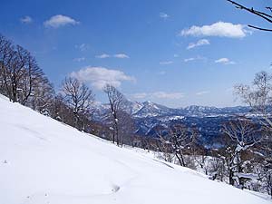 雪崩の恐れもある斜面